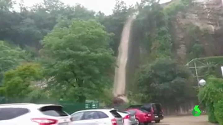 Las fuertes lluvias provocan el desbordamiento del río Bidasoa a su paso por Guipuzkoa