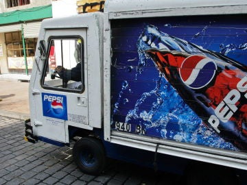 Imagen de archivo de un camión distribuyendo mercancía de Pepsi Imagen de archivo de un camión distribuyendo mercancía de Pepsi