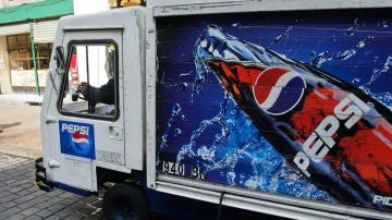 Imagen de archivo de un camión distribuyendo mercancía de Pepsi