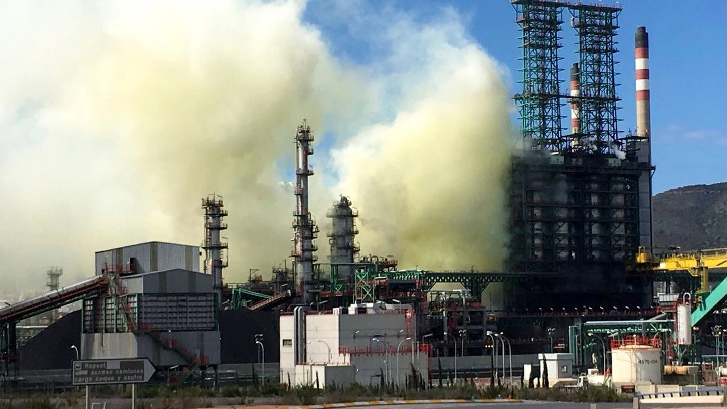La nube de humo formada en la refinería del Valle de Escombreras La nube de humo formada en la refinería del Valle de Escombreras