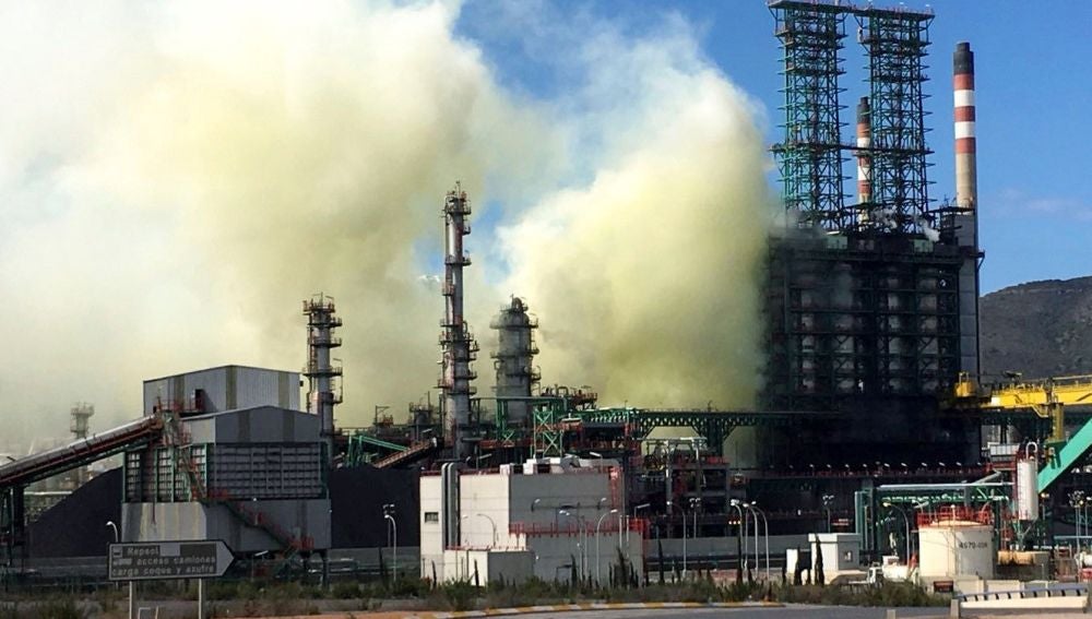 La nube de humo formada en la refinería del Valle de Escombreras