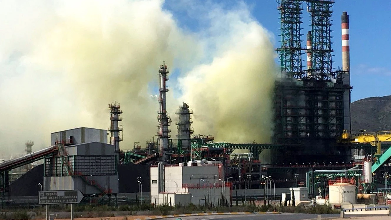 La nube de humo formada en la refinería del Valle de Escombreras