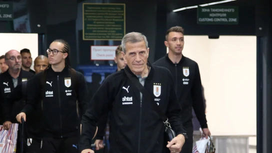 Óscar Tabárez, al frente de la expedición de Uruguay a su llegada a Rusia Óscar Tabárez, al frente de la expedición de Uruguay a su llegada a Rusia