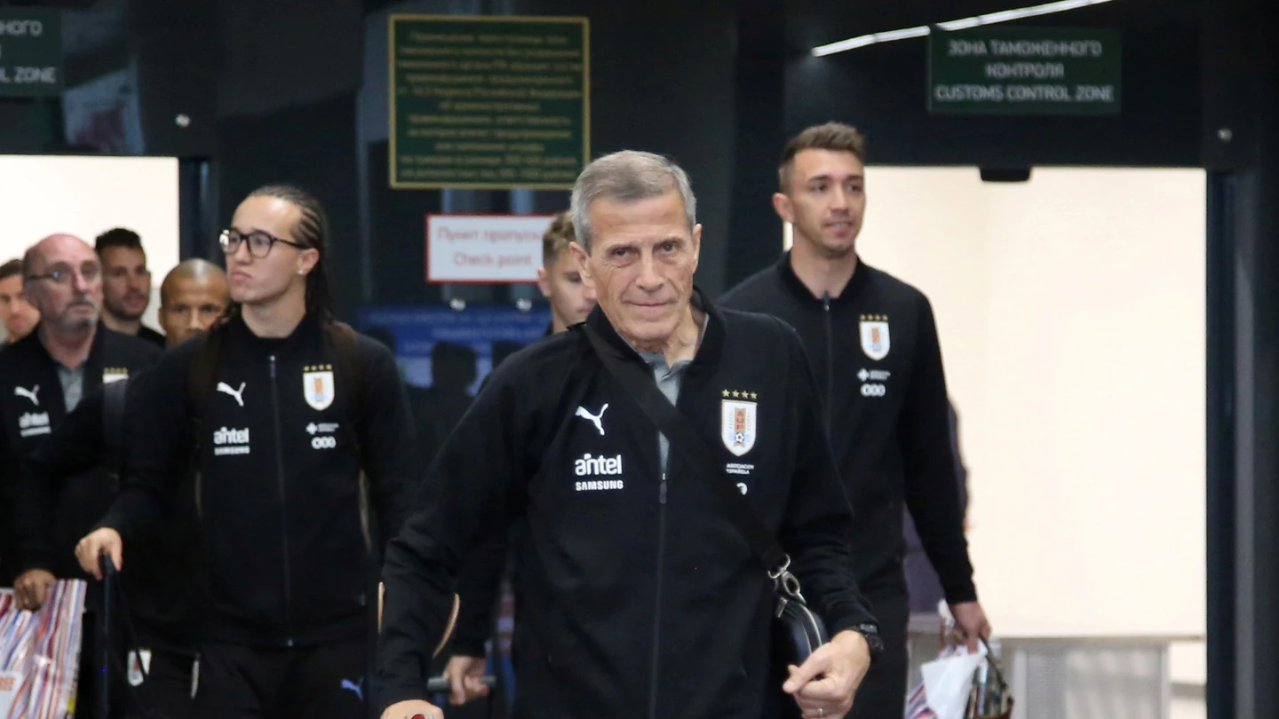 Óscar Tabárez, al frente de la expedición de Uruguay a su llegada a Rusia Óscar Tabárez, al frente de la expedición de Uruguay a su llegada a Rusia