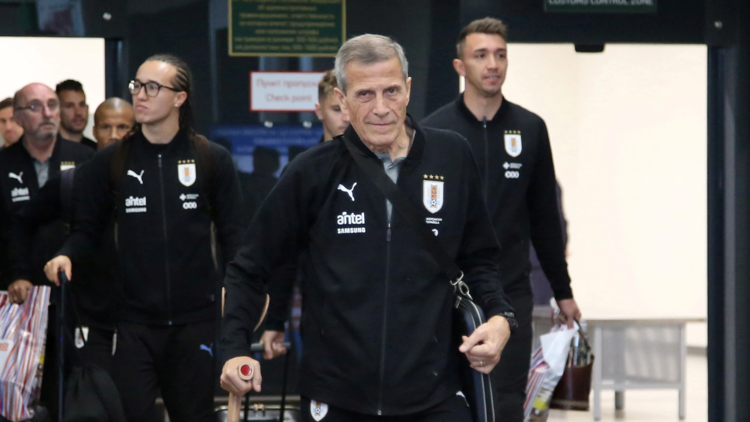 Óscar Tabárez, al frente de la expedición de Uruguay a su llegada a Rusia