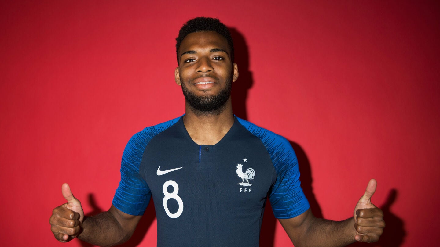 Lemar posa con la camiseta de Francia