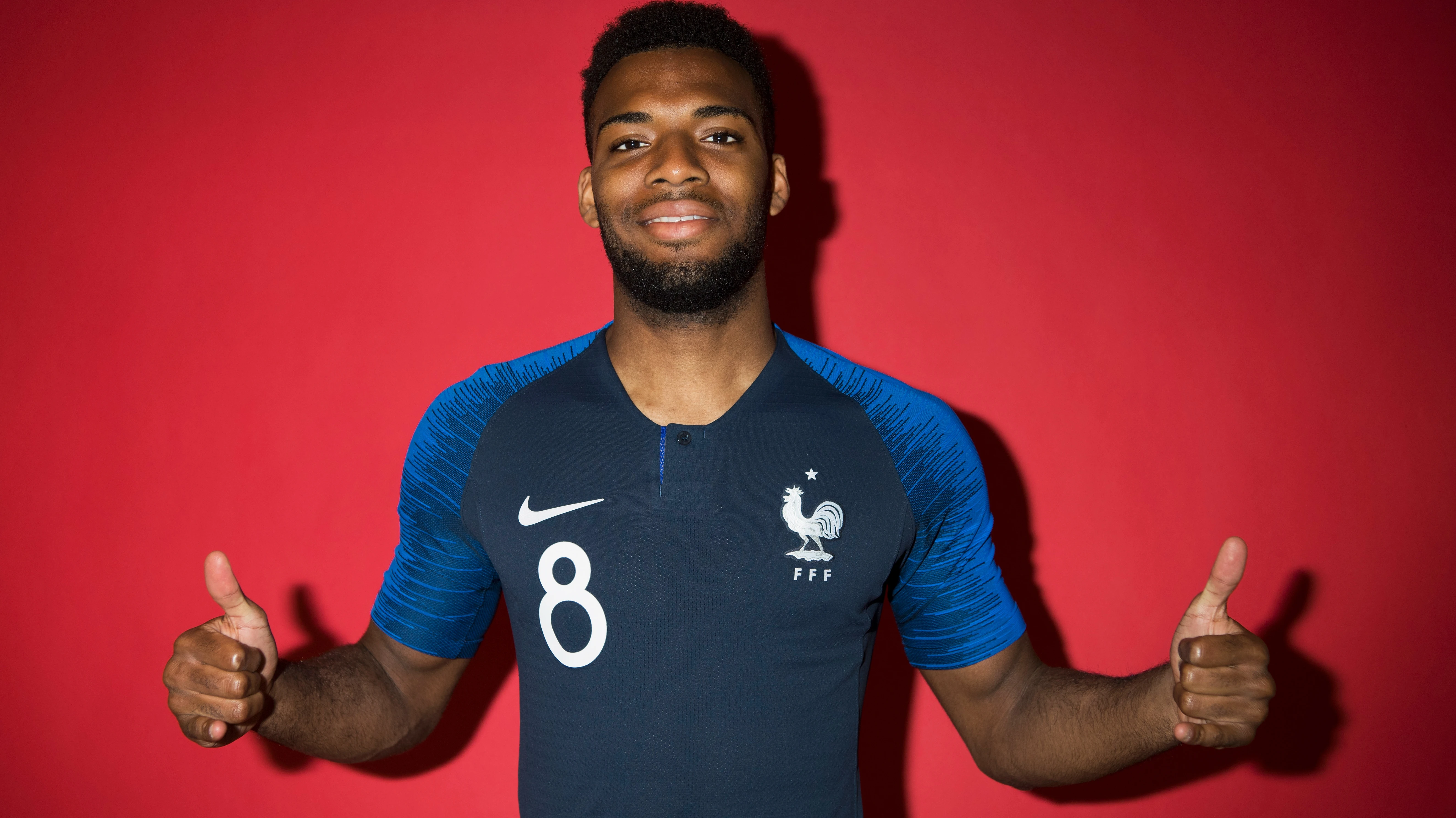 Lemar posa con la camiseta de Francia