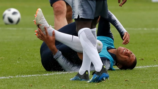 Mbappé se duele en el entrenamiento de Francia Mbappé se duele en el entrenamiento de Francia