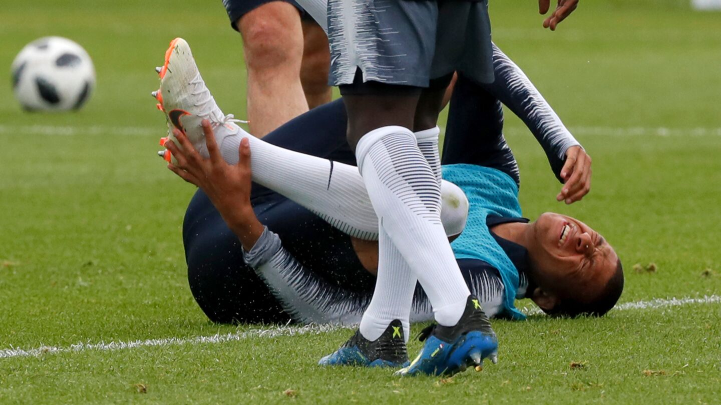 Mbapp&eacute; se duele en el entrenamiento de Francia