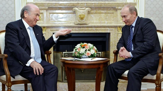 Blatter y Putin dialogan durante una reunión Blatter y Putin dialogan durante una reunión
