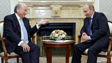 Blatter y Putin dialogan durante una reunión