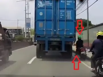 Motorista choca contra un camión Motorista choca contra un camión