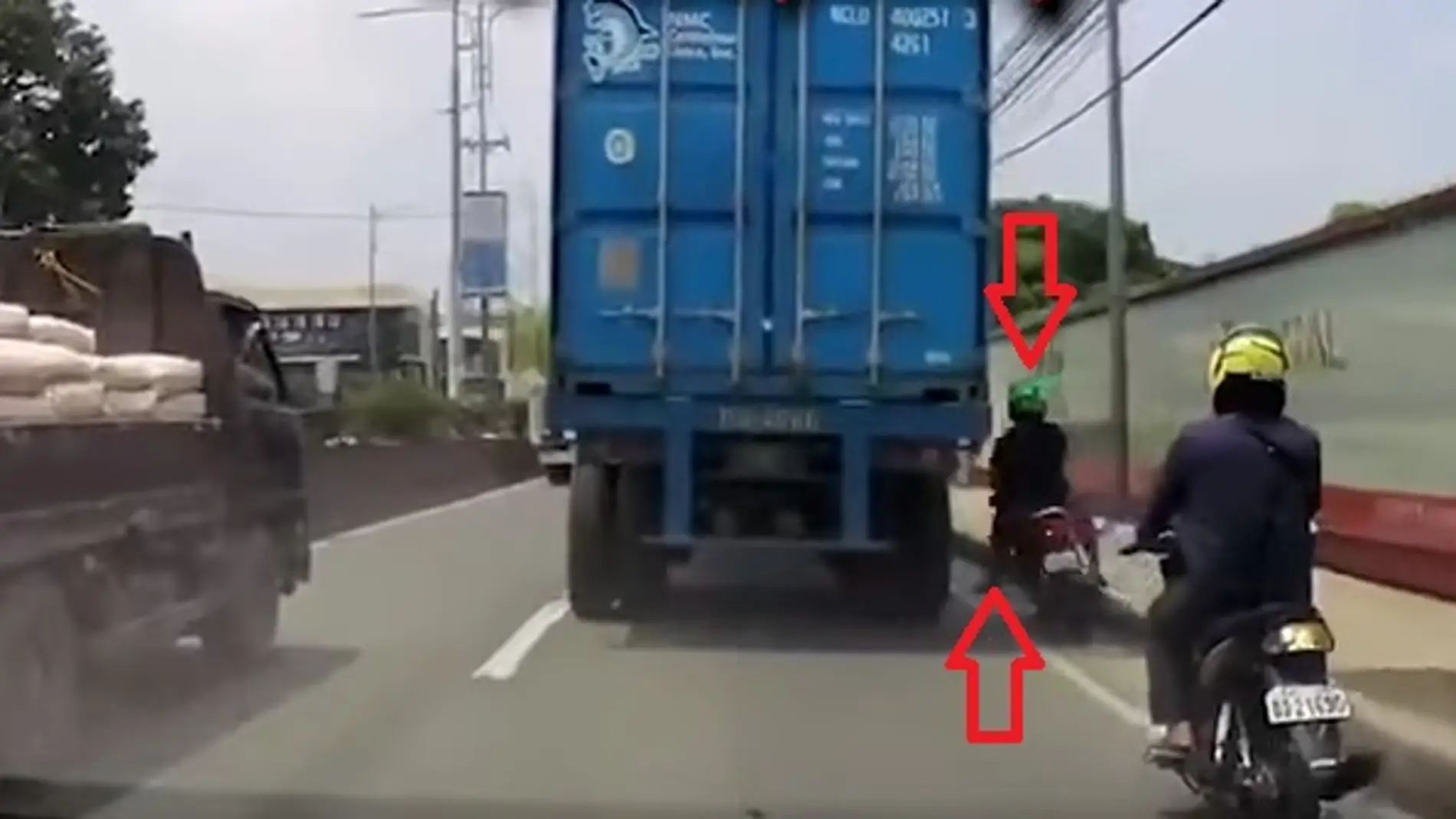 Motorista choca contra un camión