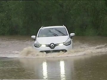 Coche atrapado por el desbordamiento del río Bidasoa