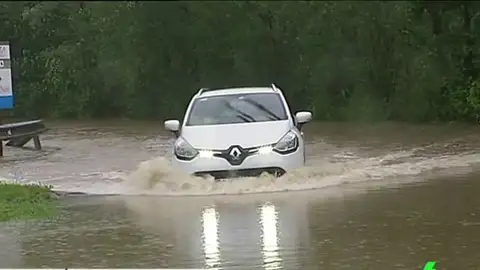 Coche atrapado por el desbordamiento del río Bidasoa Coche atrapado por el desbordamiento del río Bidasoa