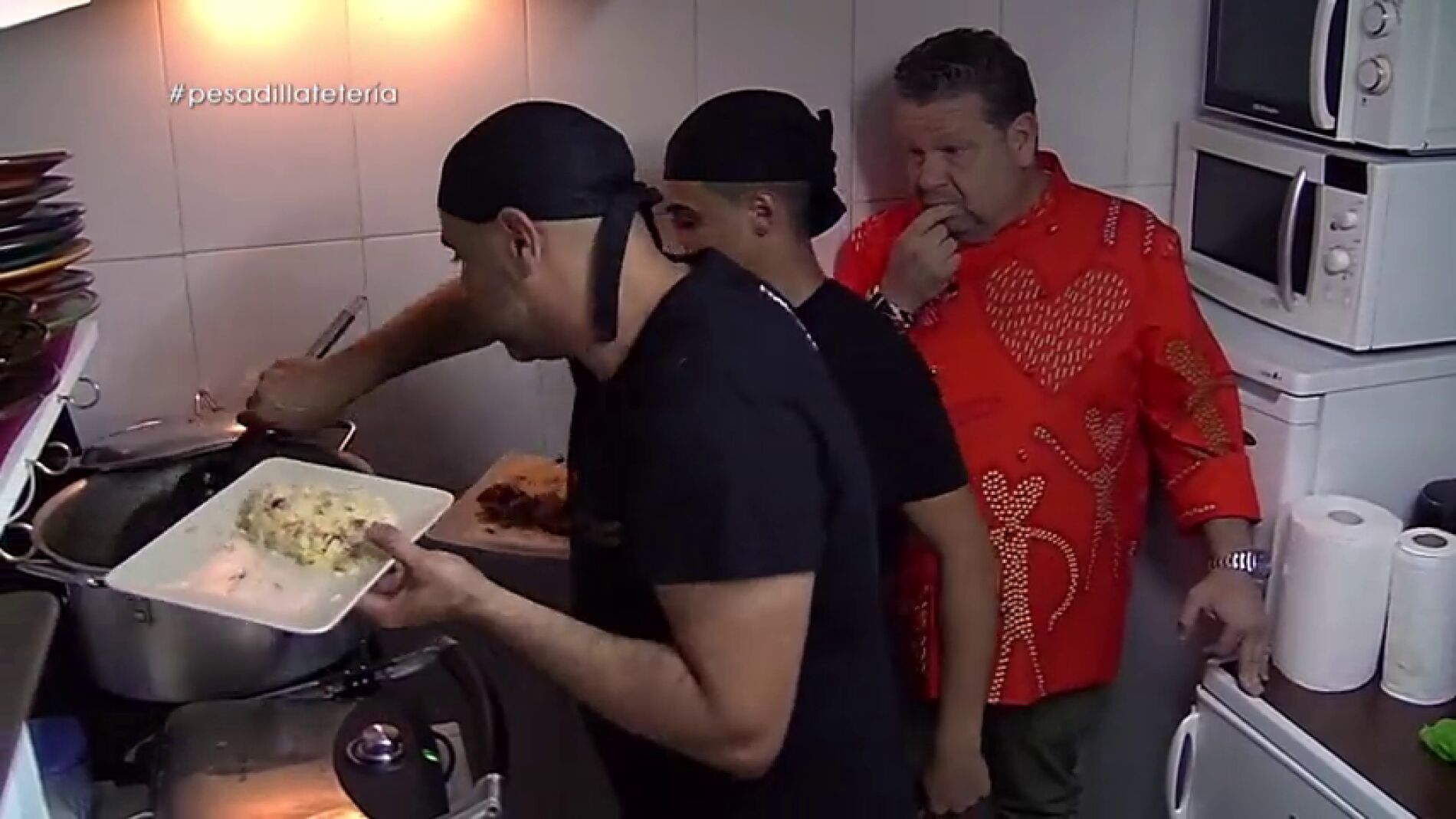 Tensi&oacute;n en la cocina de la Teter&iacute;a Nazar&iacute; de Pesadilla en la cocina: "Cuando se pone nervioso no le aguanto"