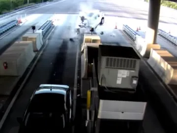 Brutal accidente en el que uno de los ocupantes del vehículo sale volando por los aires Brutal accidente en el que uno de los ocupantes del vehículo sale volando por los aires