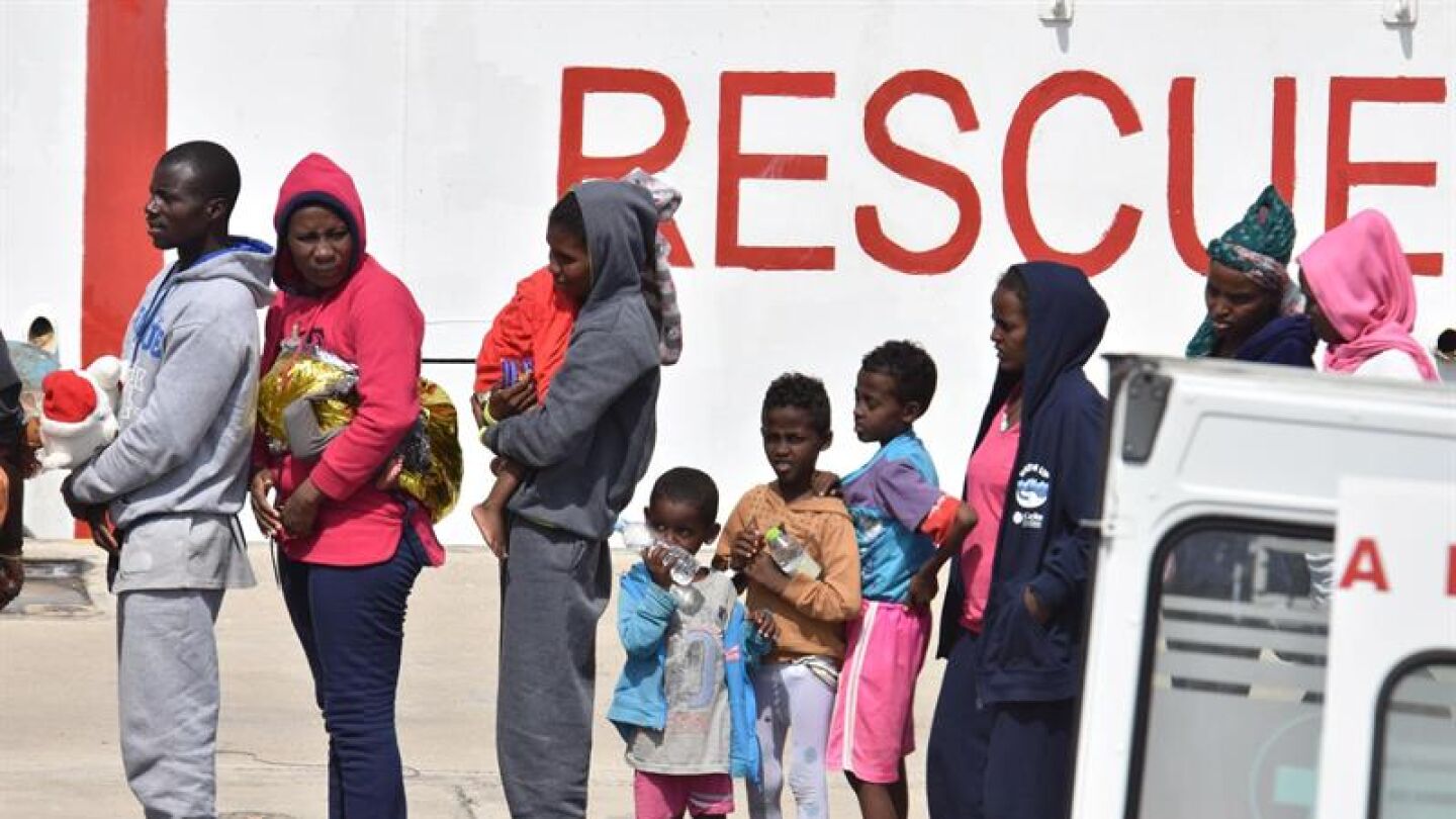 Varios migrantes desembarcan en el puerto de Catania