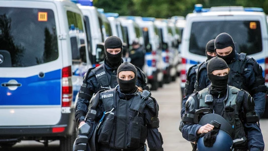 Varios policías alemanes durante una redada Varios policías alemanes durante una redada
