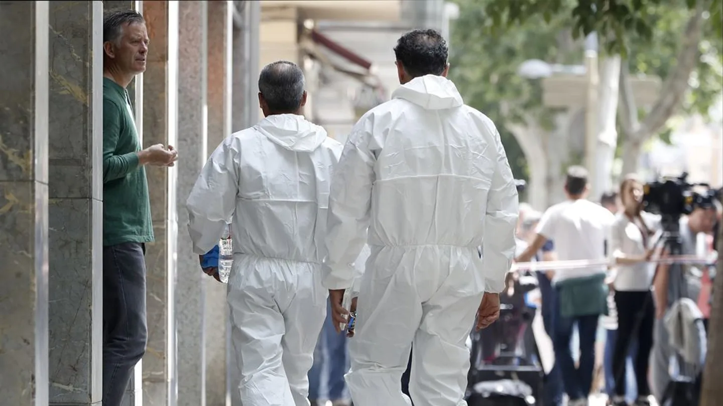 Investigadores de los Mossos d'Esquadra acceden a la vivienda del hombre detenido en relación con el asesinato de Laia Investigadores de los Mossos d'Esquadra acceden a la vivienda del hombre detenido en relación con el asesinato de Laia