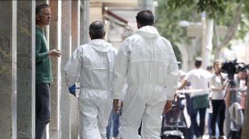 Investigadores de los Mossos d'Esquadra acceden a la vivienda del hombre detenido en relación con el asesinato de Laia