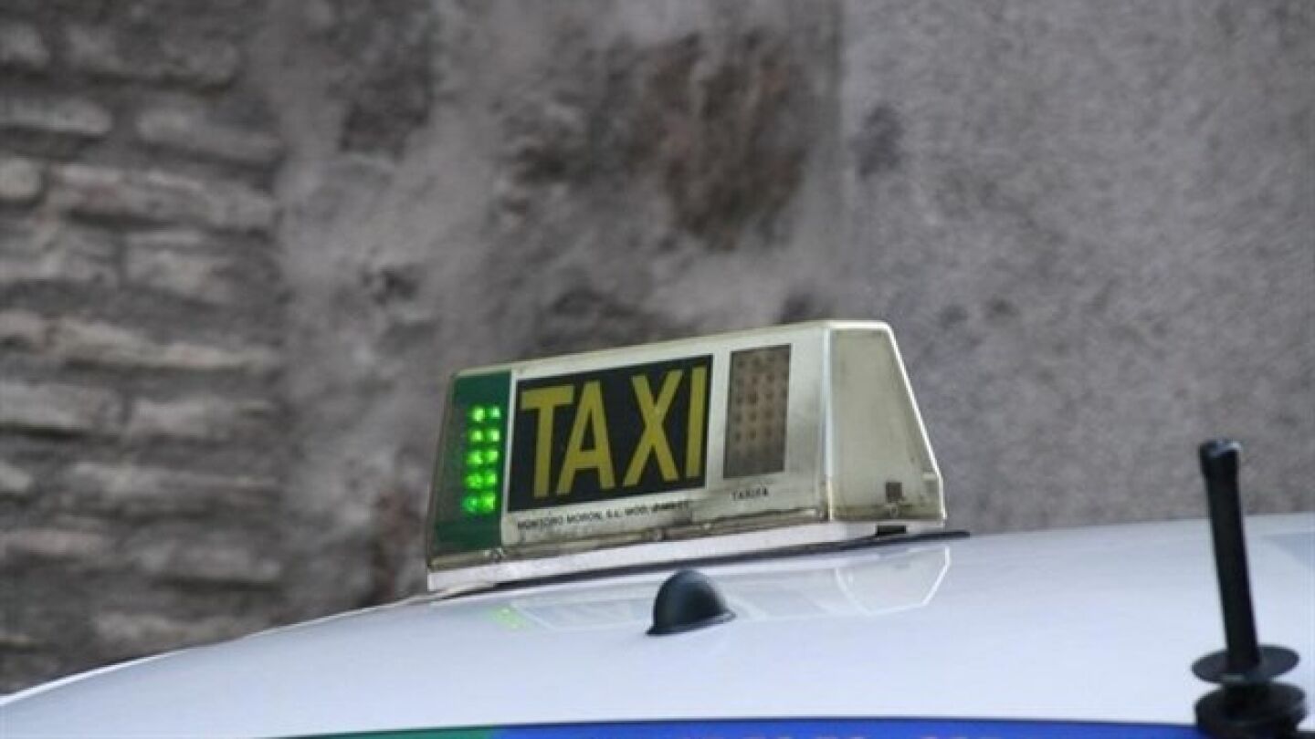 Los taxistas de Bilbao est&aacute;n obligados a esperar a que sus clientas entren al portal 