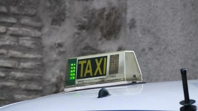 Los taxistas de Bilbao están obligados a esperar a que sus clientas entren al portal 