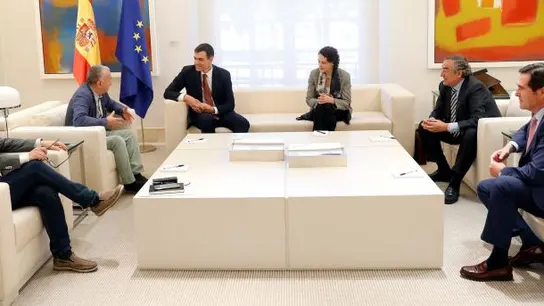 Pedro Sánchez y Magdalena Valerio se reúnen con los agentes sociales en Moncloa Pedro Sánchez y Magdalena Valerio se reúnen con los agentes sociales en Moncloa