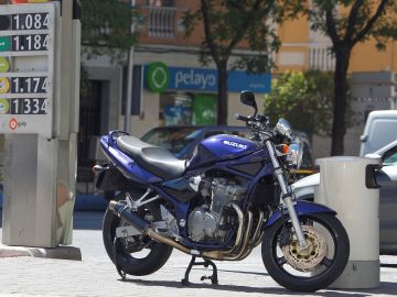 Una motocicleta estacionada en una gasolinera de Madrid (Archivo) Una motocicleta estacionada en una gasolinera de Madrid (Archivo)