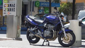 Una motocicleta estacionada en una gasolinera de Madrid (Archivo)