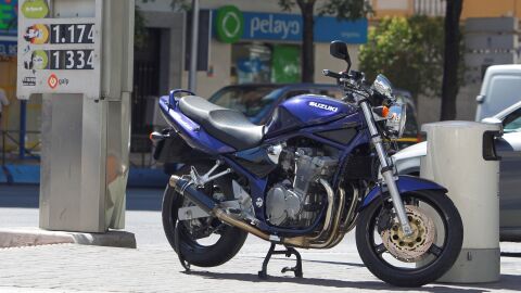Una motocicleta estacionada en una gasolinera. 