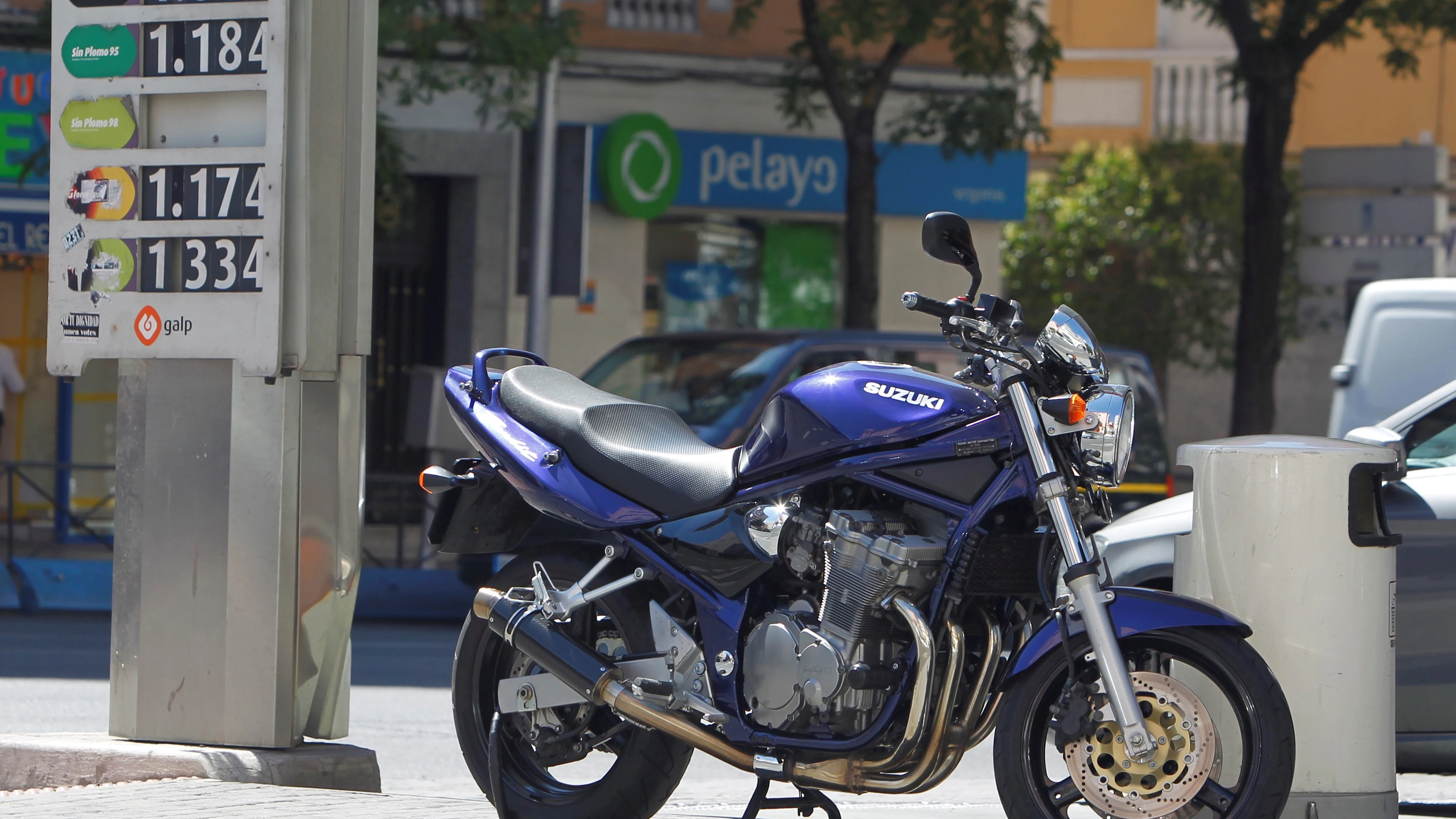 Una motocicleta estacionada en una gasolinera. 