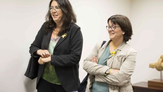 Diana Riba, pareja de Ra&uuml;l Romeva, siguen desde una sala adjunta el debate en la comisi&oacute;n de Derechos Humanos del Parlamento Vasco de una iniciativa que ha solicitado hoy la inmediata puesta en libertad de los pol&iacute;ticos independentistas catalanes presos y ha mostrado su rechazo a este encarcelamiento