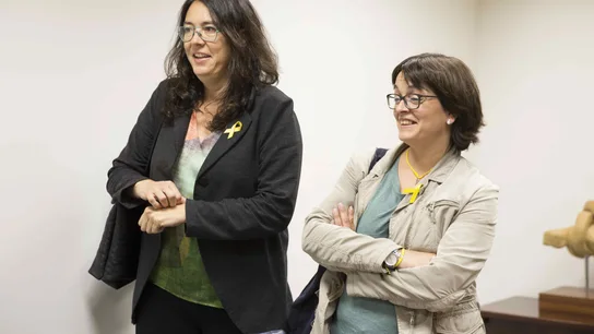 Diana Riba, pareja de Raül Romeva, siguen desde una sala adjunta el debate en la comisión de Derechos Humanos del Parlamento Vasco de una iniciativa que ha solicitado hoy la inmediata puesta en libertad de los políticos independentistas catalanes presos y ha mostrado su rechazo a este encarcelamiento Diana Riba, pareja de Raül Romeva, siguen desde una sala adjunta el debate en la comisión de Derechos Humanos del Parlamento Vasco de una iniciativa que ha solicitado hoy la inmediata puesta en libertad de los políticos independentistas catalanes presos y ha mostrado su rechazo a este encarcelamiento