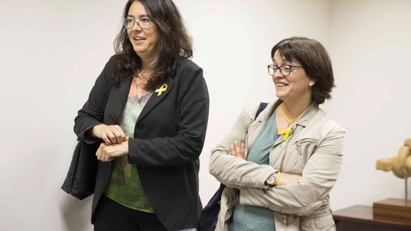 Diana Riba, pareja de Ra&uuml;l Romeva, siguen desde una sala adjunta el debate en la comisi&oacute;n de Derechos Humanos del Parlamento Vasco de una iniciativa que ha solicitado hoy la inmediata puesta en libertad de los pol&iacute;ticos independentistas catalanes presos y ha mostrado su rechazo a este encarcelamiento