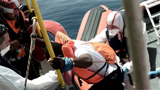 Uno de los 629 inmigrantes subsaharianos rescatados en el Mediterráneo por el buque Aquarius Uno de los 629 inmigrantes subsaharianos rescatados en el Mediterráneo por el buque Aquarius