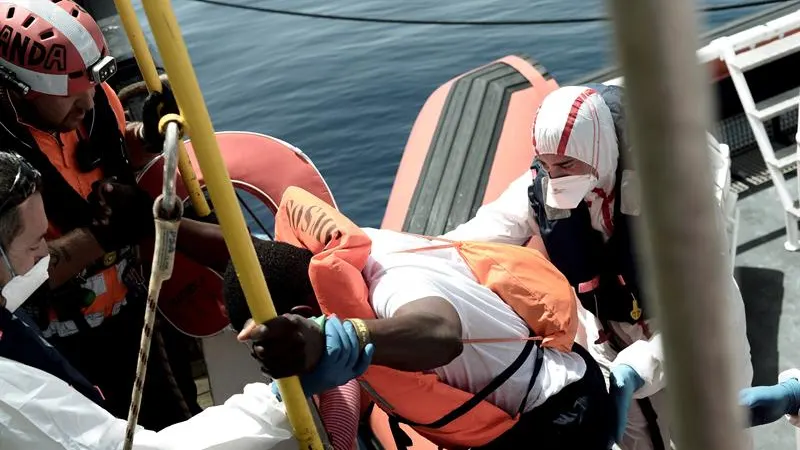 Uno de los 629 inmigrantes subsaharianos rescatados en el Mediterráneo por el buque Aquarius