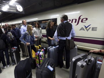 Imagen de archivo de las personas esperando el AVE Imagen de archivo de las personas esperando el AVE