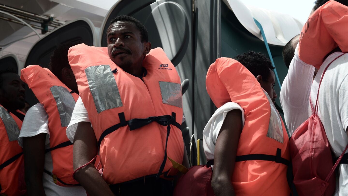 Varios de los 629 inmigrantes rescatados a bordo del barco "Aquarius"