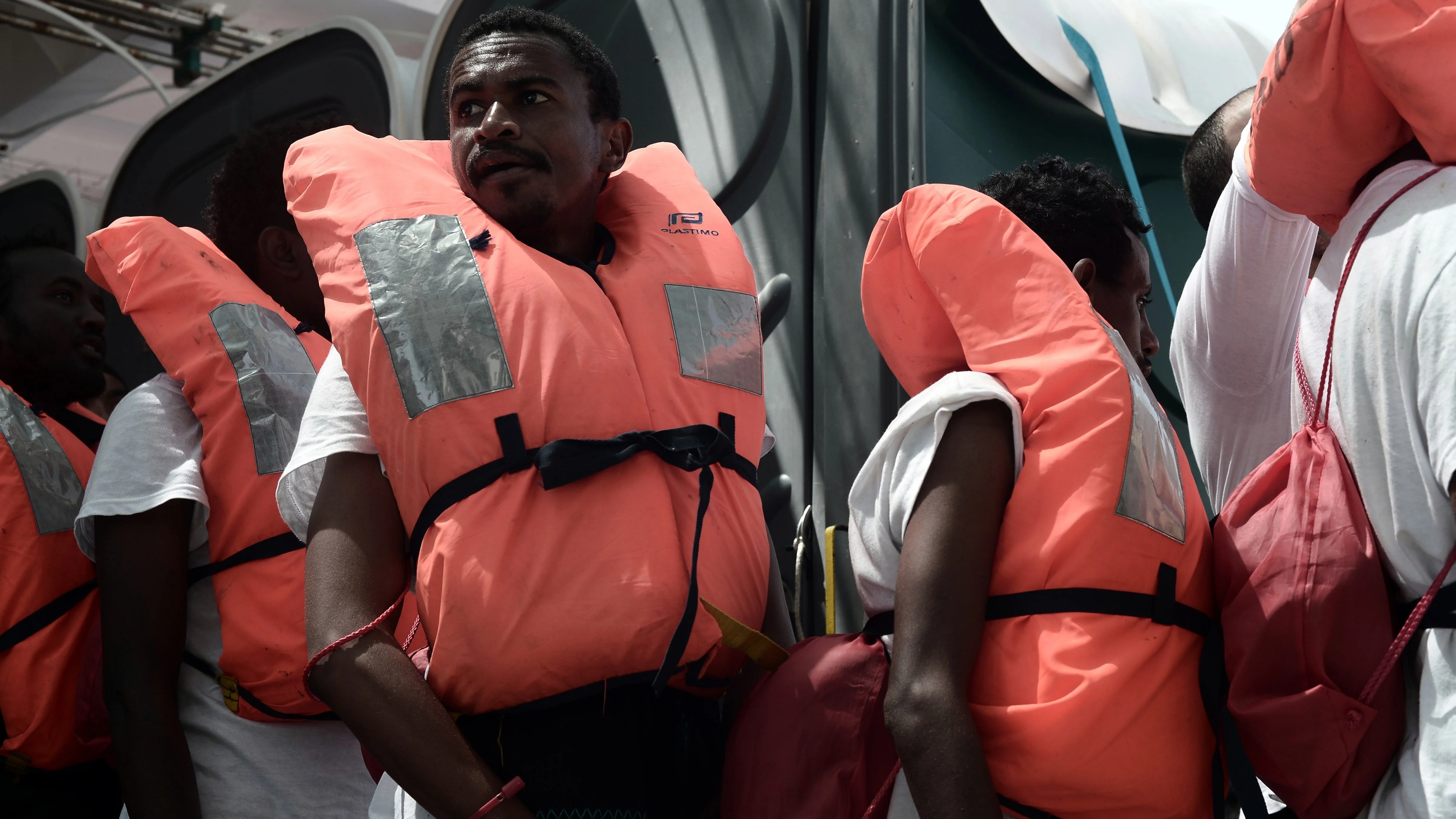 Varios de los 629 inmigrantes rescatados a bordo del barco "Aquarius"