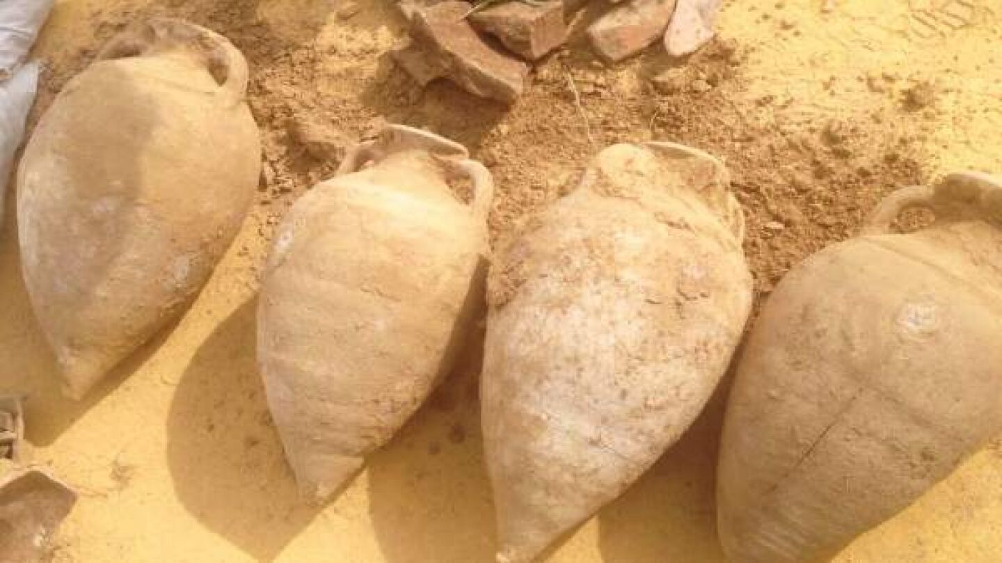 Tesoro romano, compuesto por 19 &aacute;nforas y 600 kilos de monedas romanas e los siglos III y IV, encontrado en Tomares, Sevilla