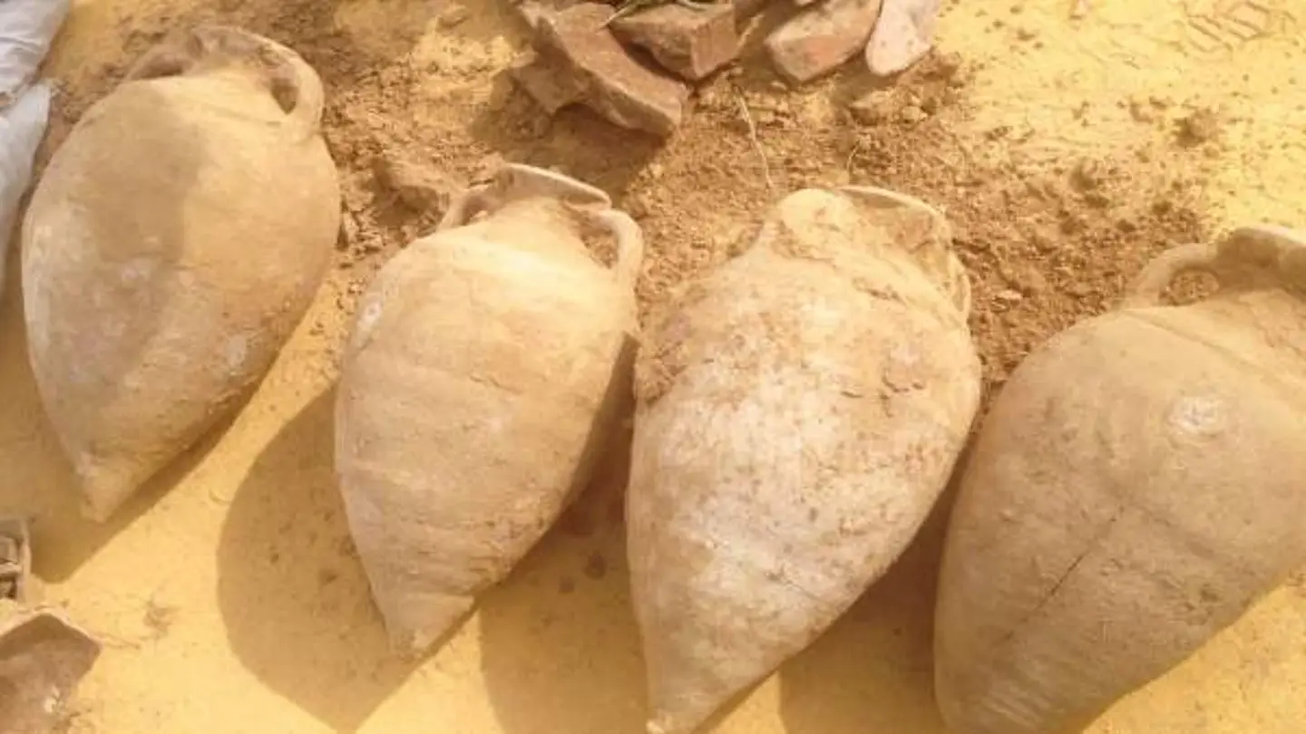 Tesoro romano, compuesto por 19 ánforas y 600 kilos de monedas romanas e los siglos III y IV, encontrado en Tomares, Sevilla Tesoro romano, compuesto por 19 ánforas y 600 kilos de monedas romanas e los siglos III y IV, encontrado en Tomares, Sevilla