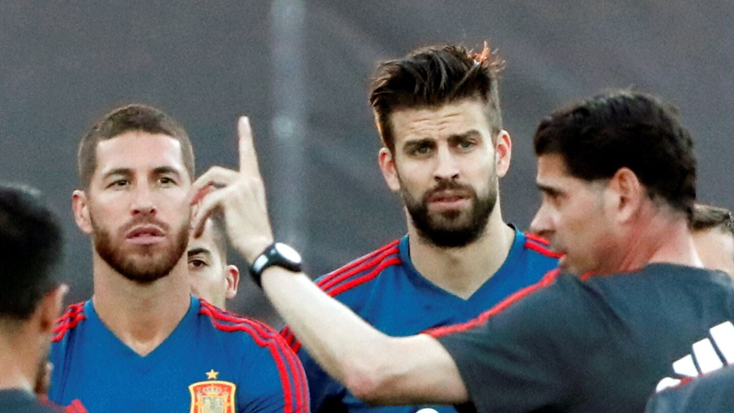 Fernando Hierro da instrucciones a los jugadores de la Selecci&oacute;n