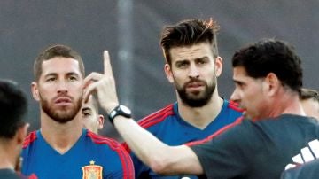 Fernando Hierro da instrucciones a los jugadores de la Selección