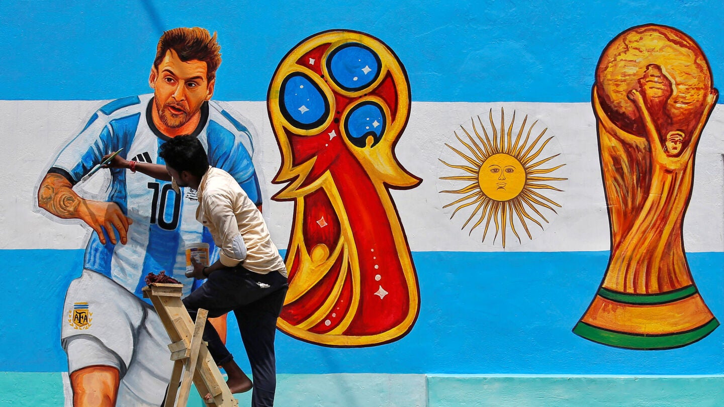 Un mural con Leo Messi, estrella de Argentina, y la Copa del Mundo