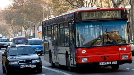 Imagen de archivo de un autobús de TMB en la Gran Vía de Barcelona. Imagen de archivo de un autobús de TMB en la Gran Vía de Barcelona.
