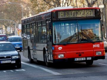 Imagen de archivo de un autobús de TMB en la Gran Vía de Barcelona. Imagen de archivo de un autobús de TMB en la Gran Vía de Barcelona.