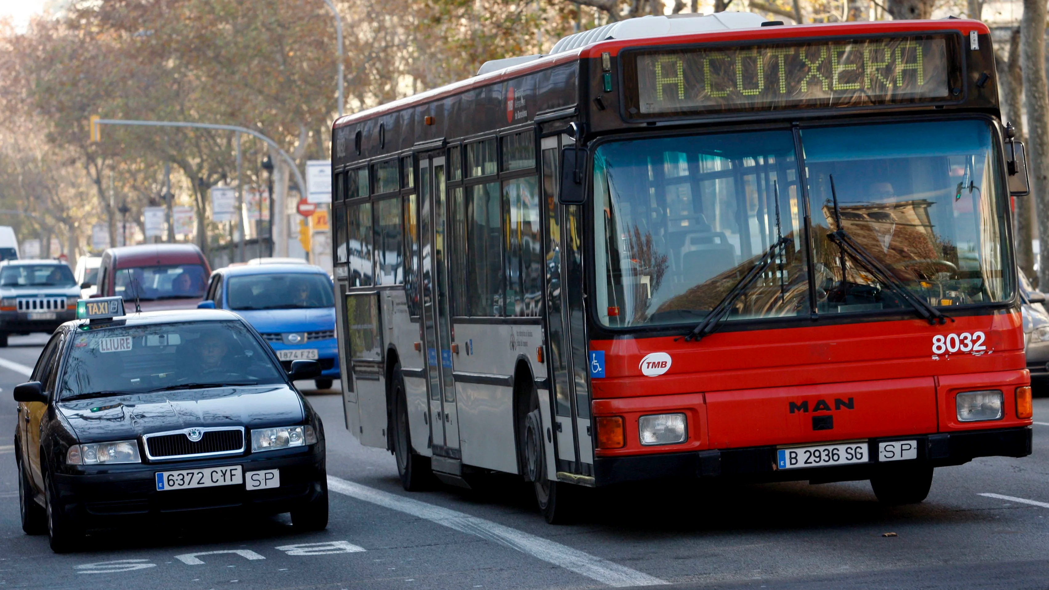 Imagen de archivo de un autobús de TMB en la Gran Vía de Barcelona.