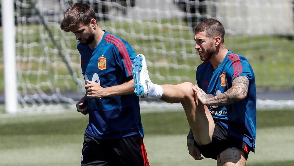 Sergio Ramos y Piqué, en un entrenamiento en Krasnodar