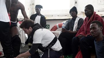 varios de los 629 inmigrantes rescatados a bordo del barco "Aquarius"